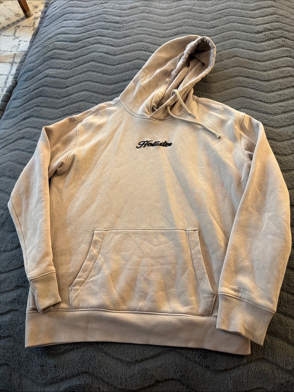 Hollister Men's Light Beige Pullover Hoodie with Script Logo
